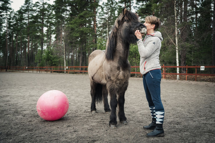 Lina Roth klappar en häst