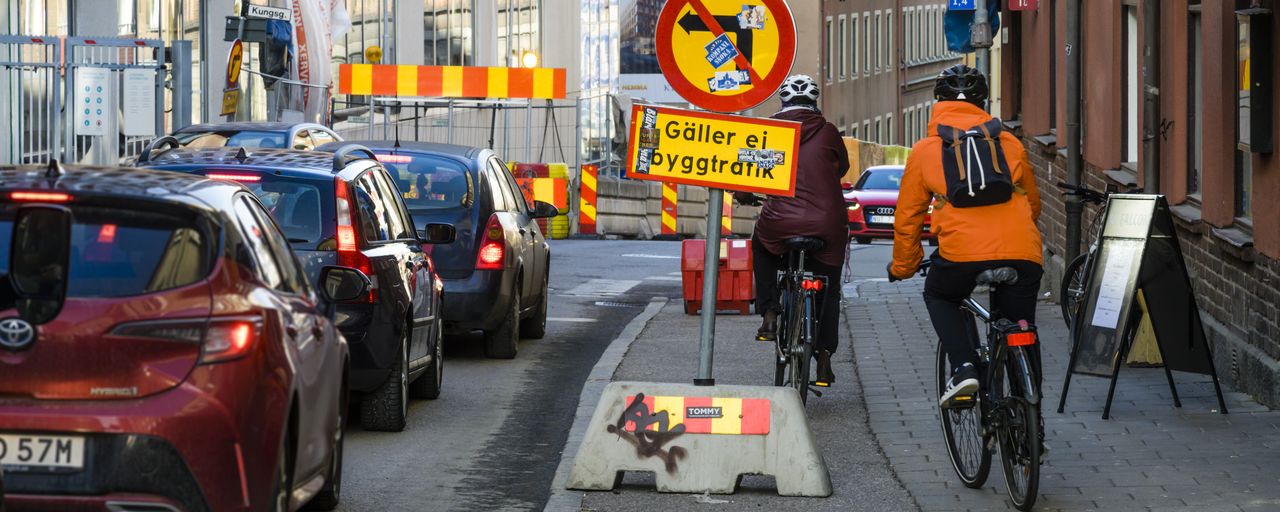 Bilar och cyklar i stadstrafik.