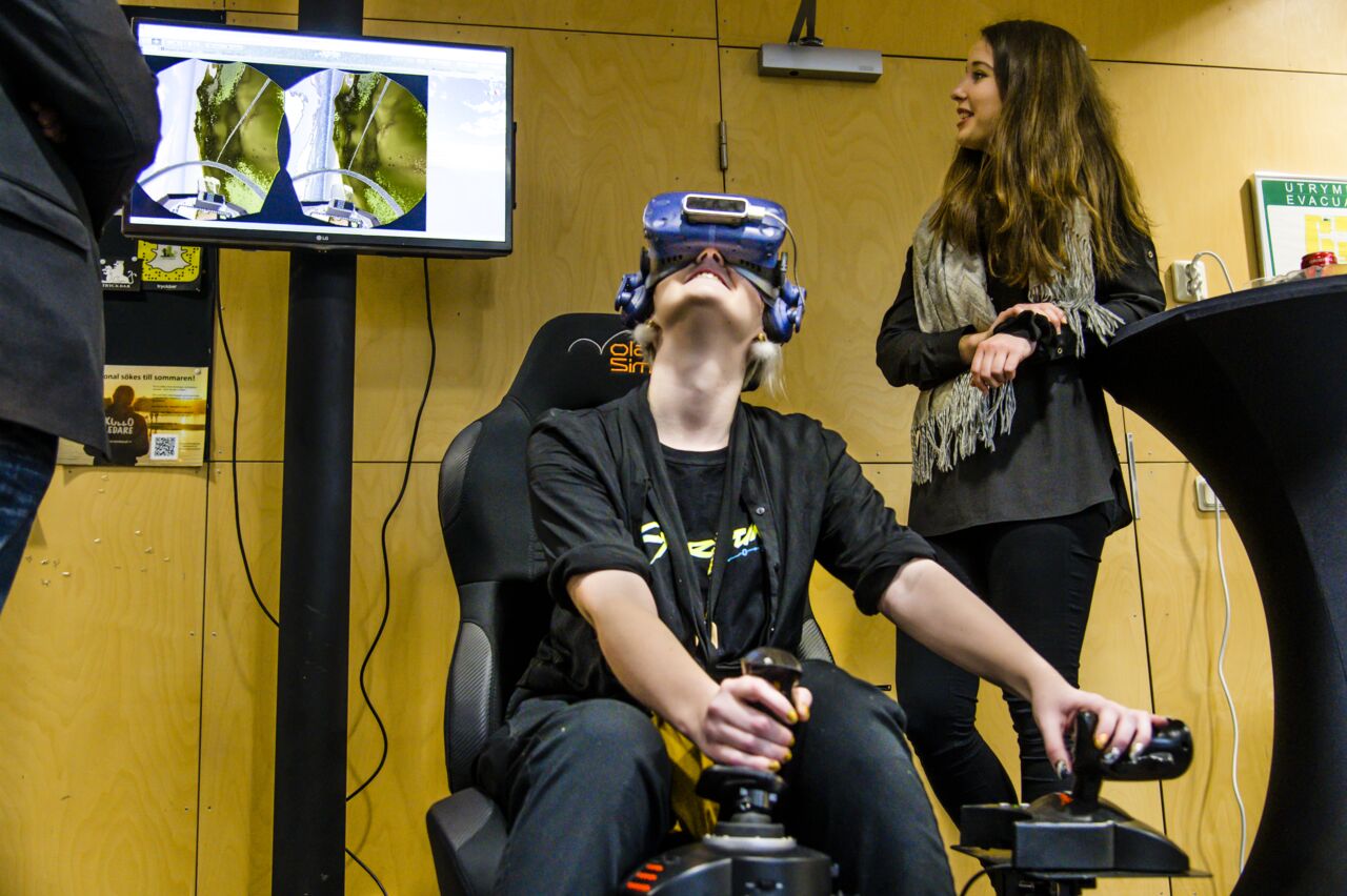 En person testar VR-simulering.