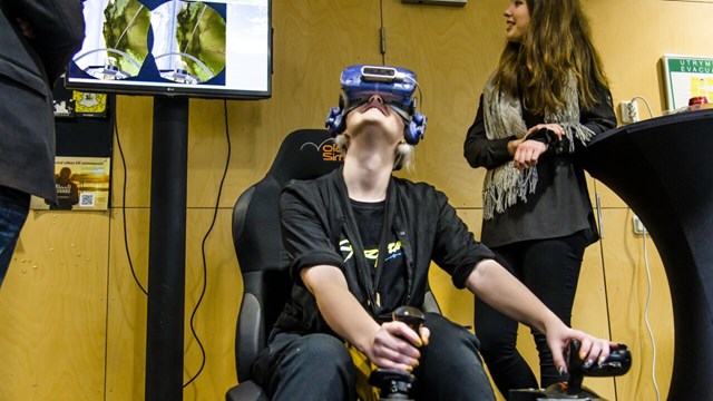 En person testar VR-simulering.