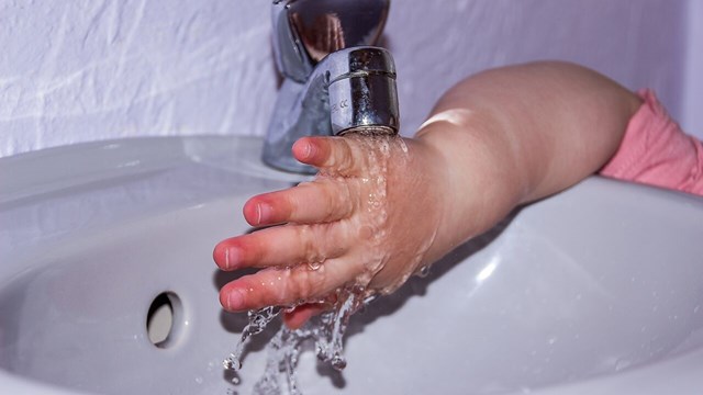 Bild på barn som tvättar händerna.