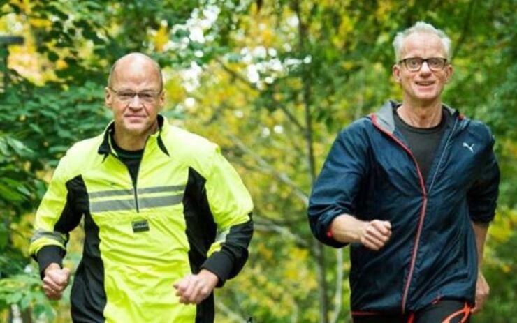 Två äldre män ute i löparspåret
