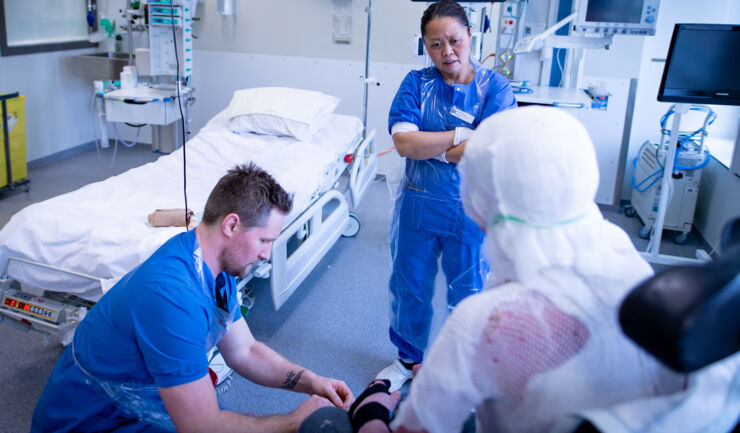 Michelle Chew, professor i anestesiologi, BKV, med undersköterskan Johan Spjut och en svårt brännskadad patient. 