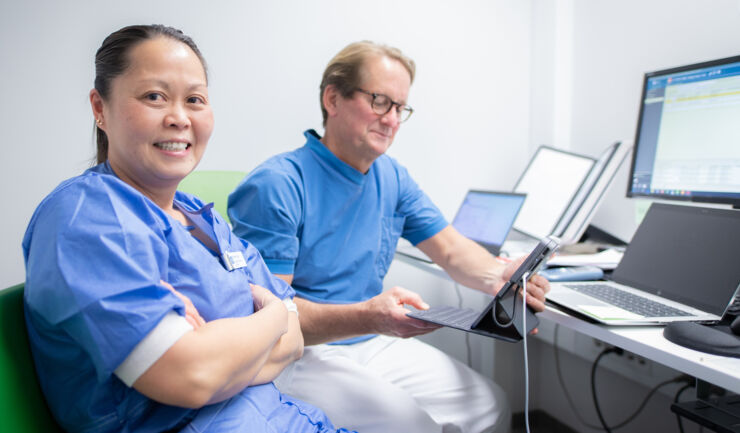 Michelle Chew, professor i anestesiologi, här tillsammans med professor Folke Sjöberg, BKV. Fotat på BRIVA, Universitetssjukhuset i Linköping.