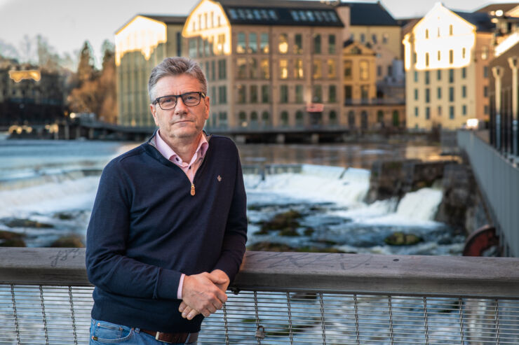 Peter Johansson framför Motala Ström och Campus Norrköping. 