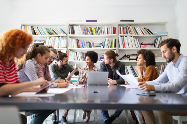 En grupp studenter runt ett bort