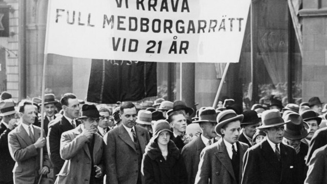 Första maj demonstration på Kungsgatan, Stockholm 1934. “ Vi kräva full medborgarrätt vid 21 år”