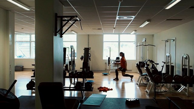 woman doing excersises at gym