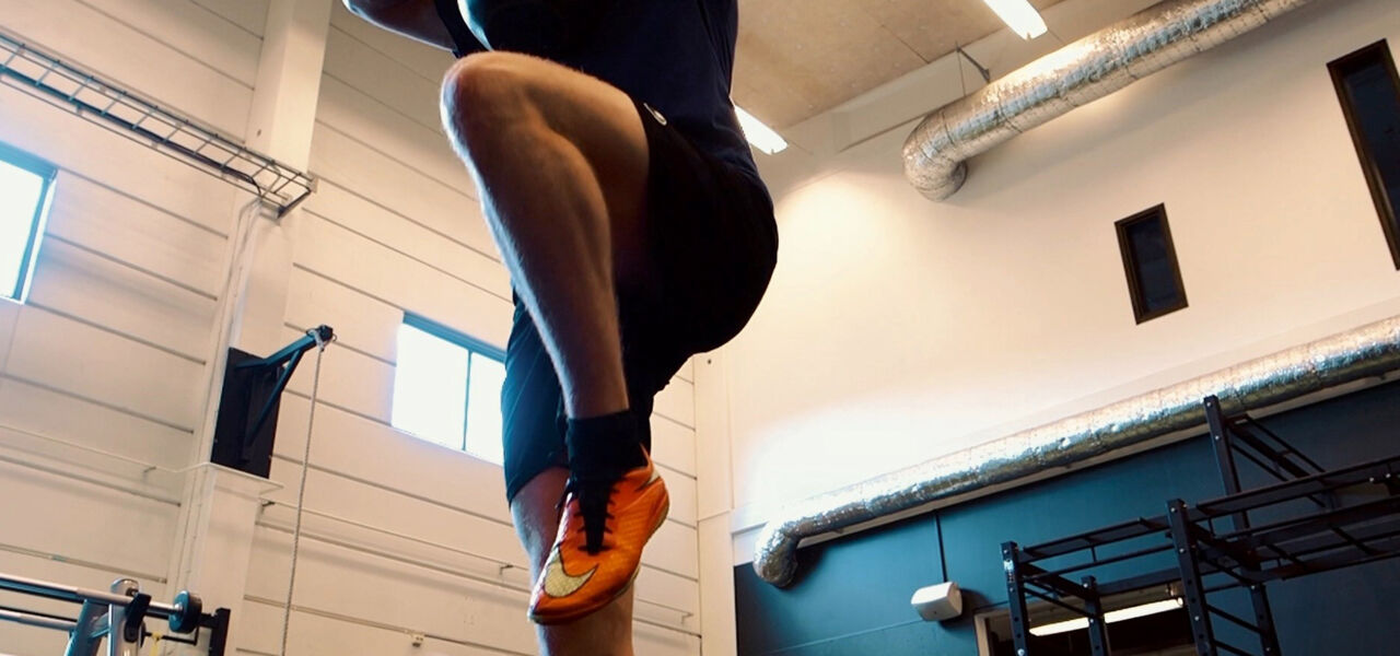 Man doing knee lift at the gym