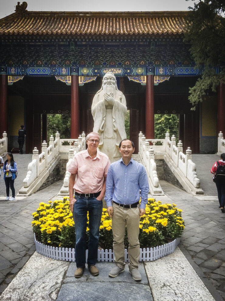 Olle Inganäs och Feng Gao under ett besök hos en samarbetspartner i Peking 2017. 