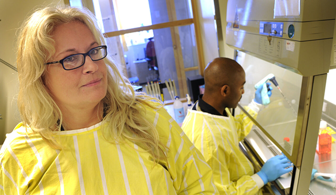 Kvinna inomhus i laboratorium