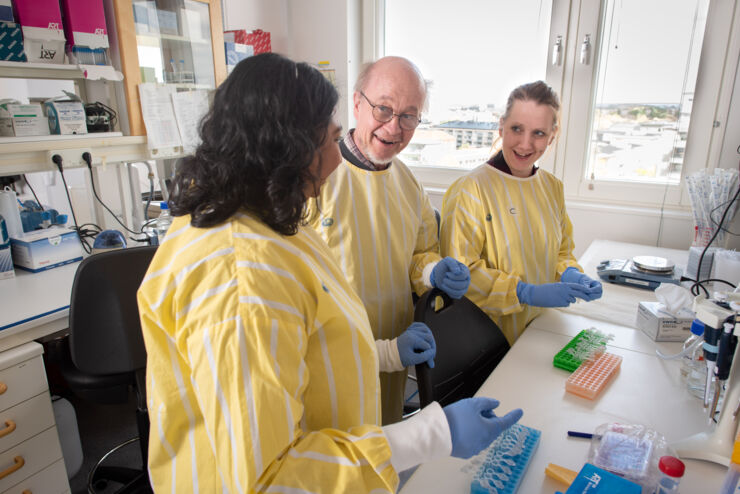 Professor Jorma Hinkula BKV, diskuterar laboratorietest med två doktorander.