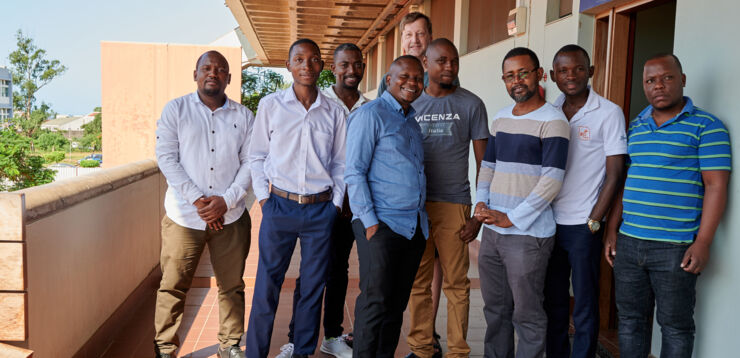 Olof Svensson and his students at Universidade Eduardo Mondlane.