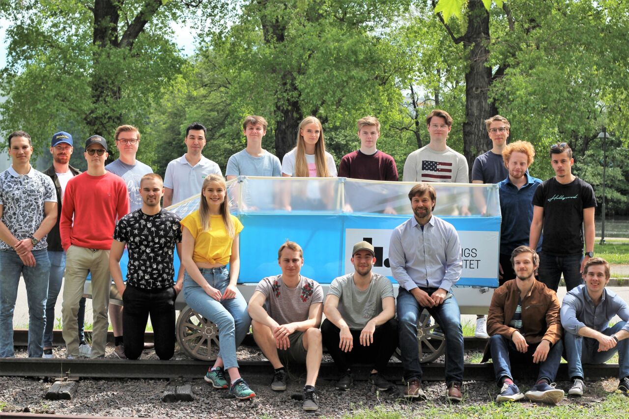 Studenter och lärare framför LIU-vagnen i Delsbo Electric 2020.