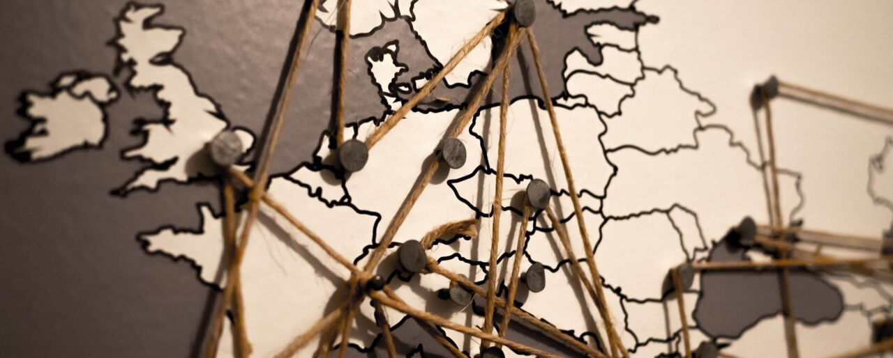 Karta med spikar och snöre som bildar ett mönster