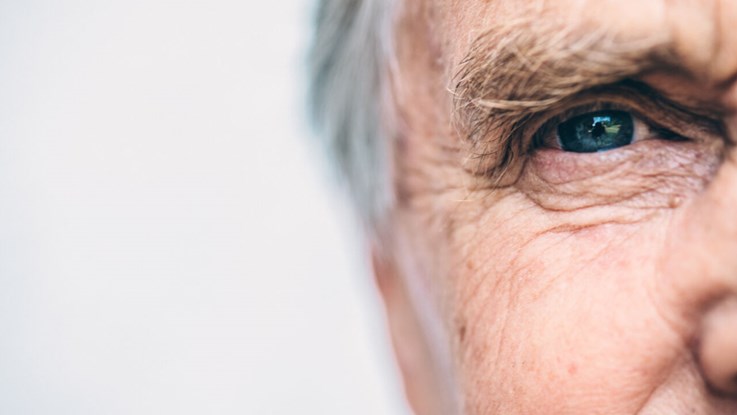 Närbild på äldre mans öga