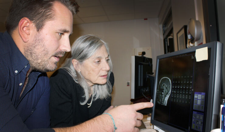 Robin Kämpe, forskningsingenjör på CSAN, presenterar en hjärnscanning för Gillian Einstein. 