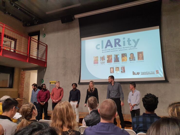 Studenterna i Team DigitalFilm Tree står på scenen vid en presentation på Stanford i december 2019.