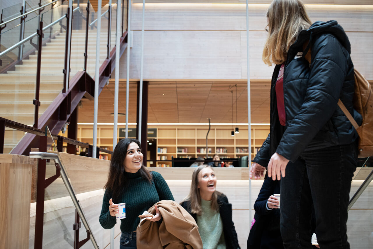 Julia William-Olsson med klasskompisar.