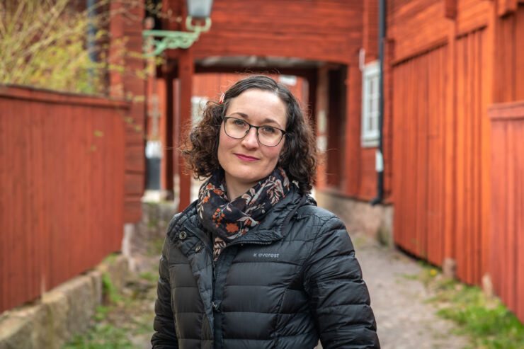 Porträtt på Sarah Mitchell i en utomhusmiljö.