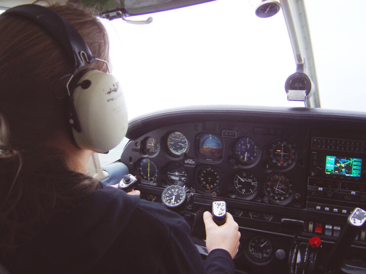 Pilot styr planet i cockpit.