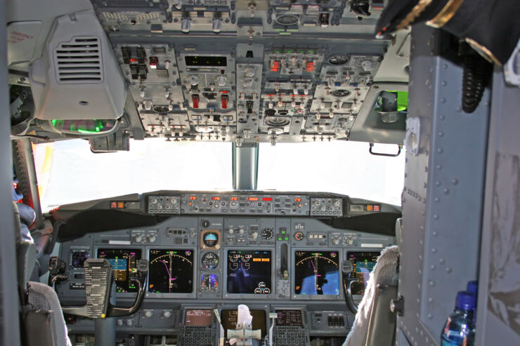 Instrumentpaneler i cockpit i ett flygplan.