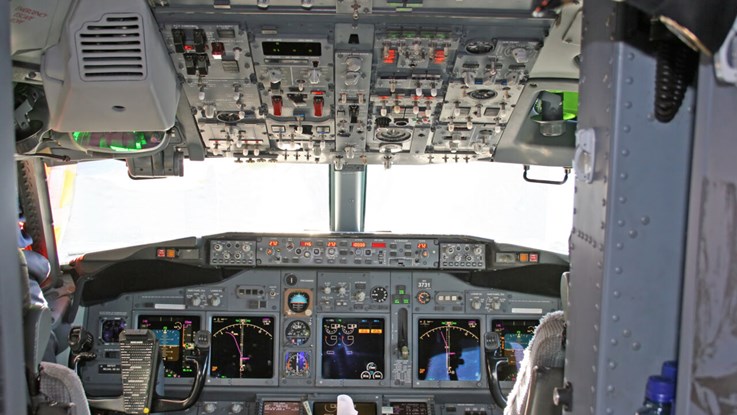Instrumentpaneler i cockpit i ett flygplan.