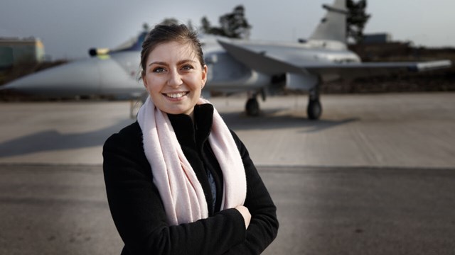 Katarina Milososka framför flygplan på SAAM