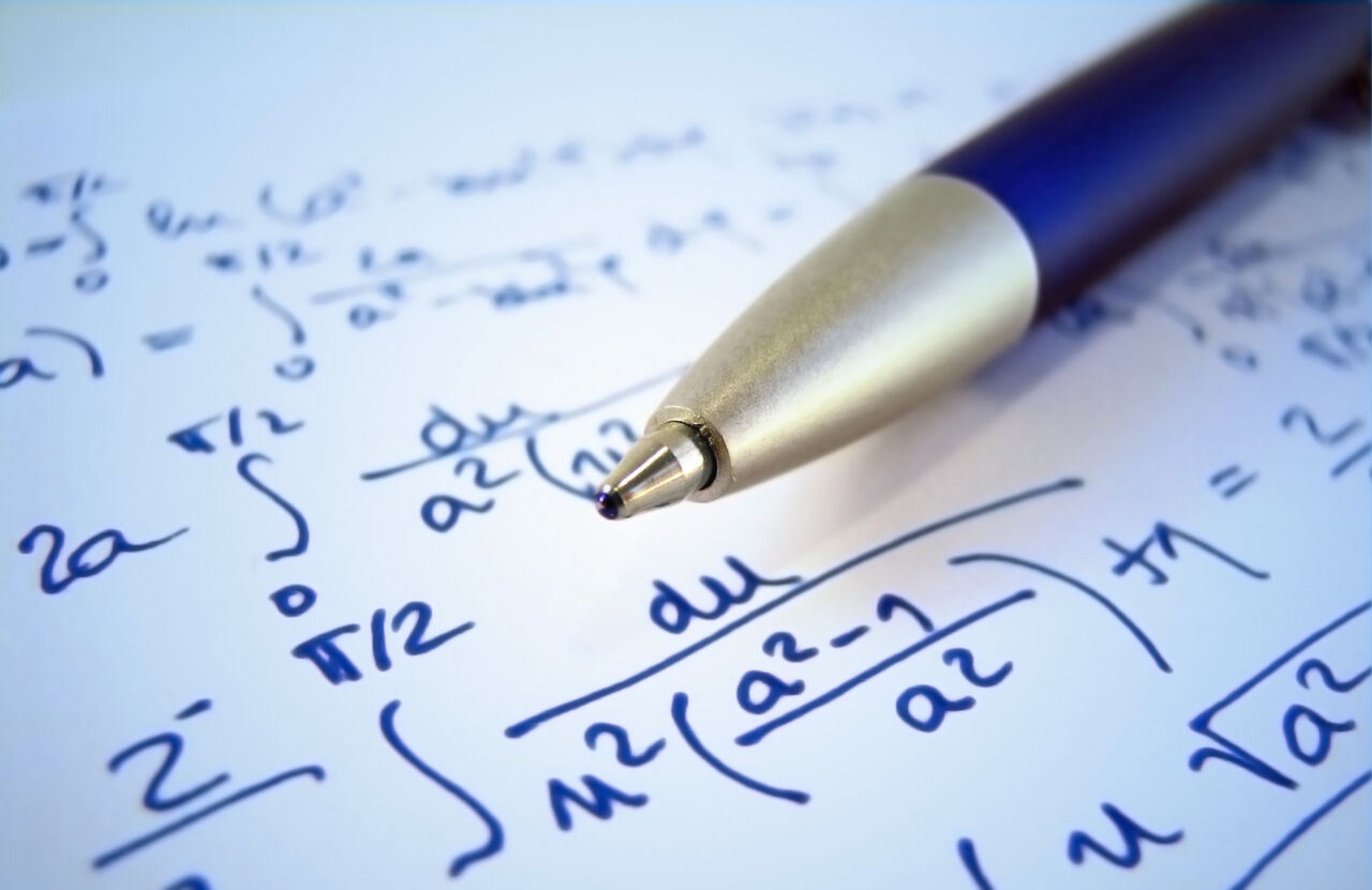 Blå penna som ligger på ett papper med matematisk text.