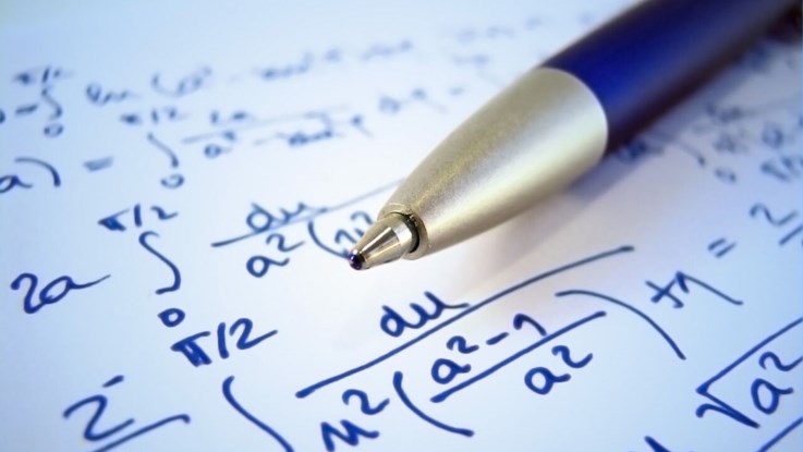 Blå penna som ligger på ett papper med matematisk text.