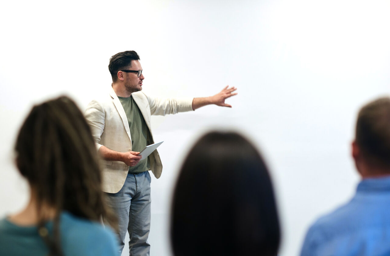 Man undervisar vuxna studenter.