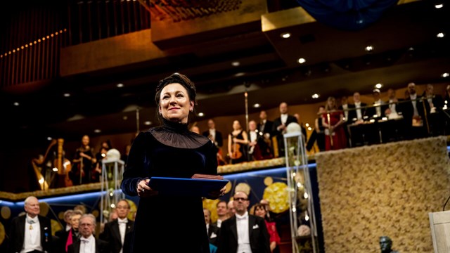 Olga Tokarczuk tar emot nobelpriset i litteratur.