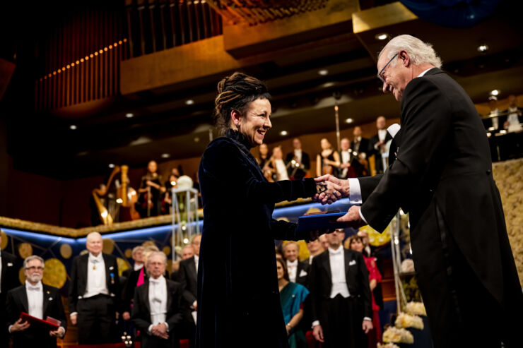 Olga Tokarczuk recieves the Nobel Prize in literature.