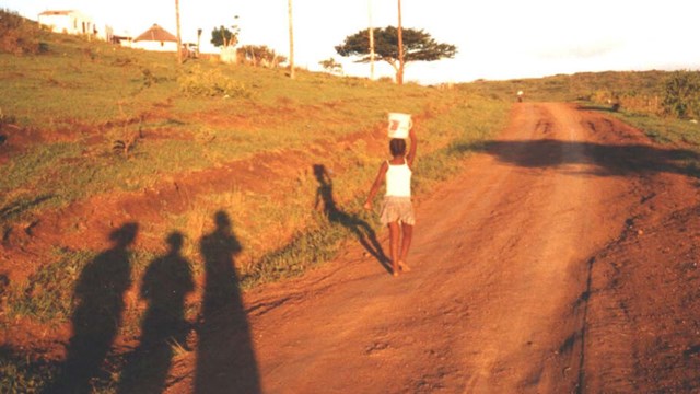 Barn som hämtar vatten i f.d. homeland KwaZulu, Sydafrika