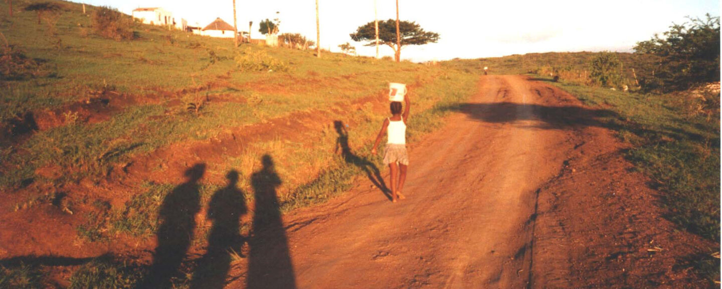 Barn som hämtar vatten i f.d. homeland KwaZulu, Sydafrika