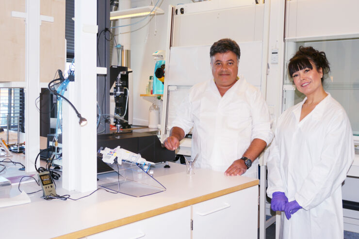 Scientists Mehrdad Rafat and Raha Omrani are standing in their lab.
