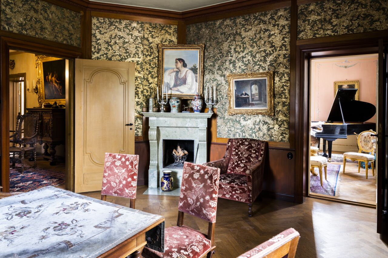 Room with interior design from the 1930s.