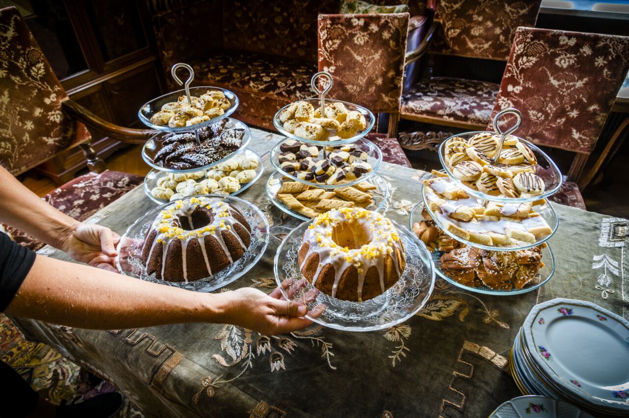 A buffé of cookies. 