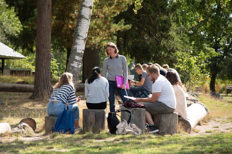 Jenny Hagenblad teaches evolution in a park.