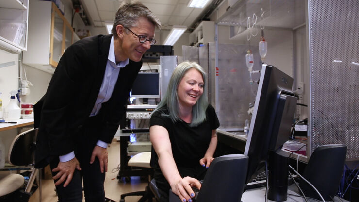 Fredrik Elinder and a PhD student discussing in the lab.