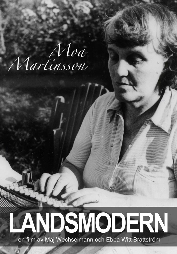 Svartvit affisch från filmen Landsmodern av Maj Wechselmann. Moa Martinson sitter och skriver på en skrivmaskin.