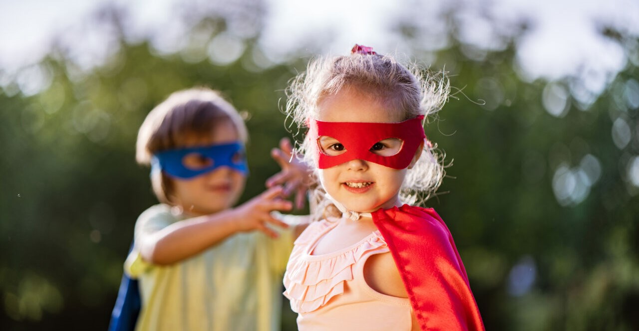 Barn klädda som superhjältar.