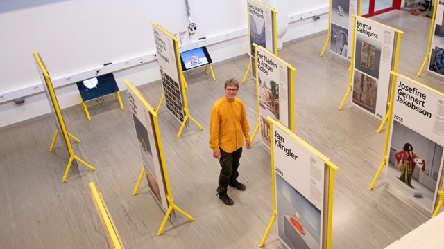 Mats Nåbo färdigställer det sista till utställningen i Mekoteket.