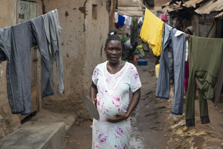 Gravid kvinna i Kampalas fattiga områden, Uganda.