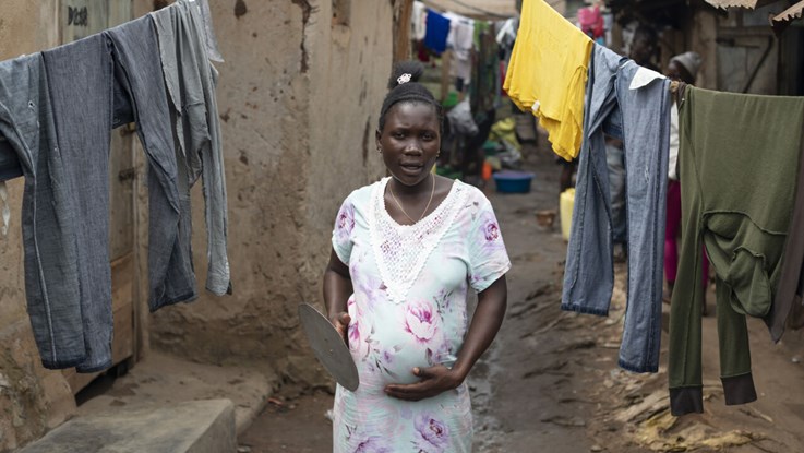 Gravid kvinna i Kampalas fattiga områden, Uganda.