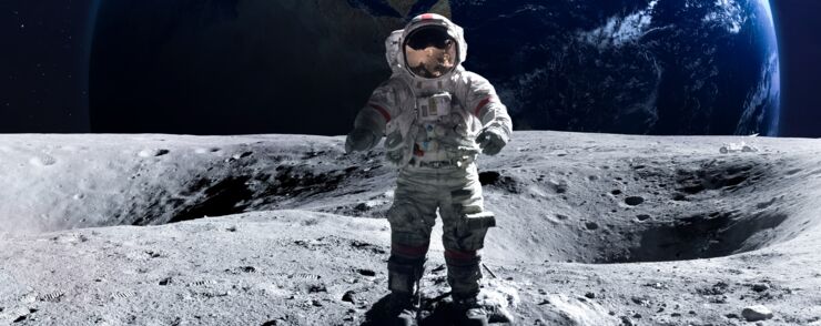 Modig astronaut på rymdpromenaden på månen.