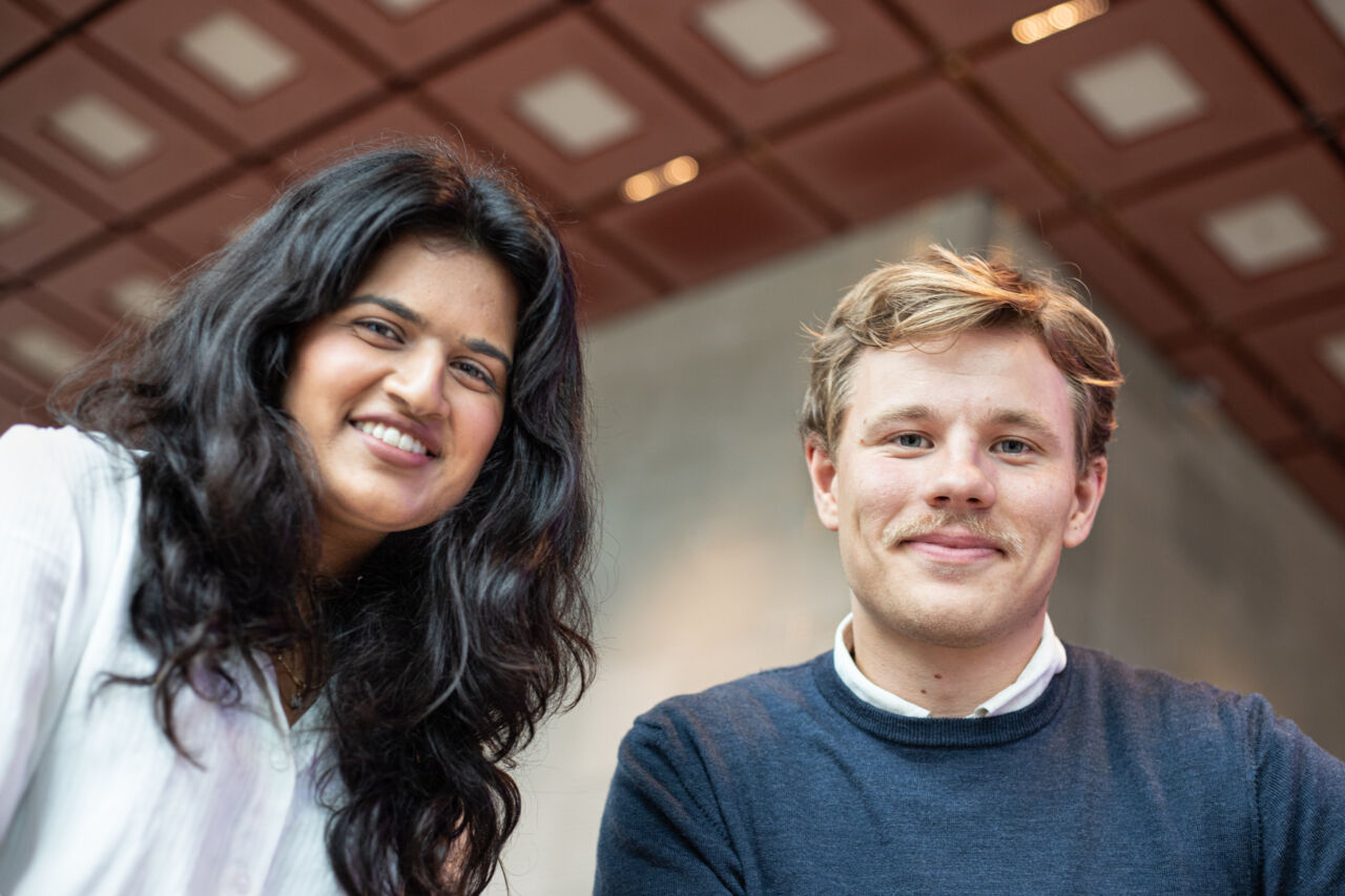 Två studenter, Maria Lokat och Markus Pettersson, tittar in i kameran.