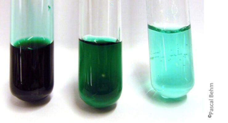  Picture of three test tubes with green liquid in them. The liquid becomes more and more transparent, from left to right.