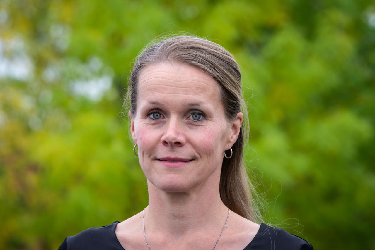 Professor Johanna Rosén tittar rakt in i kameran