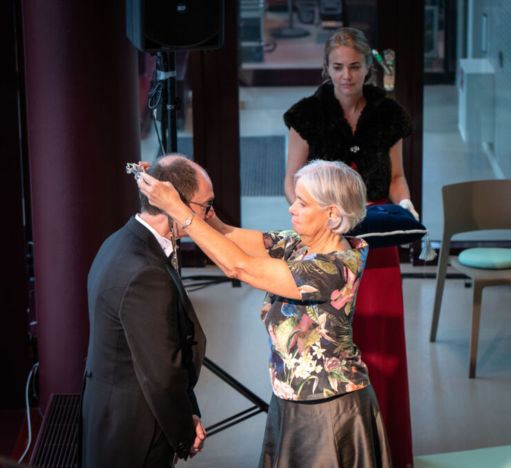 Helen Dannetun lägger rektorskedjan runt Jan-Ingvar Jönssons hals. 